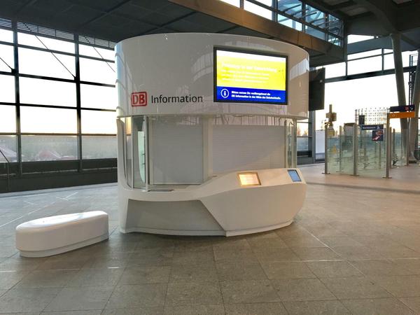 So stellt sich die DB die Zukunft vor: Ein Informationsschalter wie hier am Berliner Bahnhof Südkreuz könnte bald überall an Bahnhöfen in der Republik stehen. Dann vielleicht auch mit Personal besetzt?