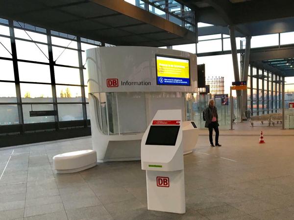 Das Service-Ei auf dem Ring-Bahnsteig am Berliner Bahnhof Südkreuz steht dort angeblich zu Testzwecken. Besetzt ist es in der Regel nicht.