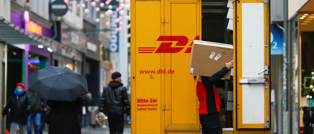 Pakete können künftig auch dem DHL-Zusteller mitgeben werden (Symbolbild).