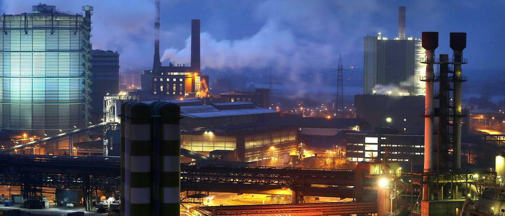 Das Stahlwerk des Industriekonzerns ThyssenKrupp, aufgenommen am 06.12.2012 in Duisburg. Angesichts der Krise in der Stahlbranche nehmen laut Zeitungsbericht die Gespräche über einen möglichen Zusammenschluss von Thyssenkrupp Steel mit Teilen von Tata Steel konkretere Formen an.