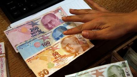 Ein Mitarbeiter einer Wechselstube zählt türkische Lira-Banknoten.