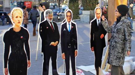 In Kiew: Zwischen den Kandidaten aus Pappe der bei vielen verhasste Wladimir Putin.