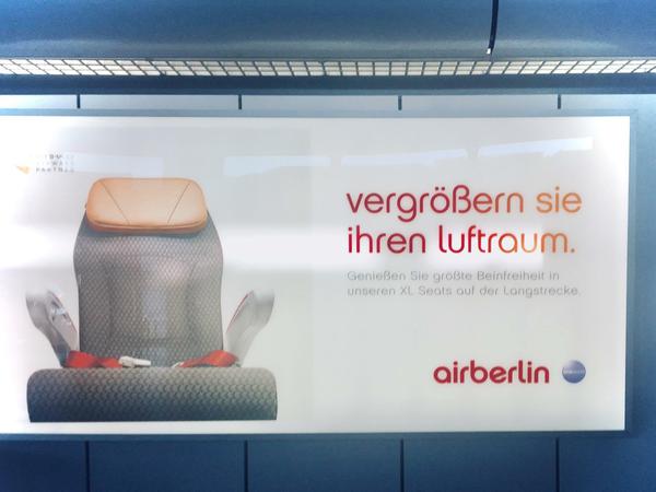 Werbung von Air Berlin findet sich auch fünf Wochen nach dem letzten Flug noch im Hauptterminal des Flughafens Tegel.