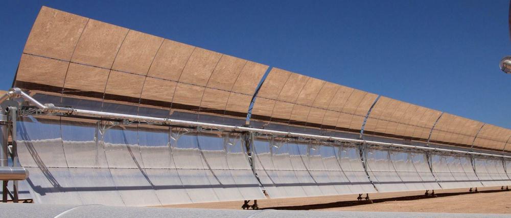 Riesige Parabol-Spiegel fangen in der Anlage die Sonnenenergie ein. 