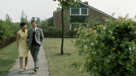 Bundeskanzler Helmut Schmidt (Deutschland/SPD) und Ehefrau Hannelore Schmidt (Deutschland/SPD) auf einem Spaziergang über ihr Grundstück Mitte der siebziger Jahre. Eingezogen waren sie hier 1961. 