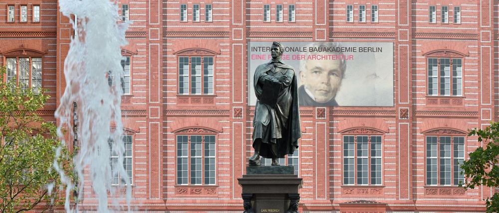 Das Denkmal von Karl Friedrich Schinkel auf dem am Schinkelplatz vor der Schaufassade der Berliner Bauakademie.