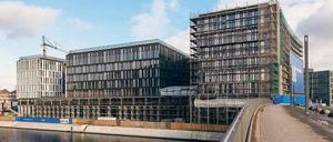 Grüner wird’s nicht. Das Bürogebäude Humboldthafen 1 in Berlin-Mitte wirbt damit, „das grünste Bürogebäude Berlin“ zu werden. „Intelligente Gebäudeautomation“ soll den Nutzern helfen, auf verschiedenen Wegen Energie zu sparen. Noch in diesem Jahr soll die 30 000 Quadratmeter große Immobilie fertig gestellt sein. 