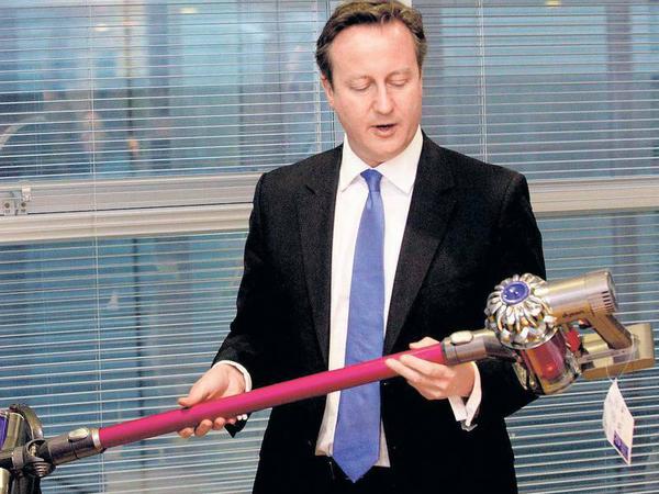 Ein Staubsauger kann wie ein Schwert sein. Großbritanniens Premierminister David Cameron besuchte am 21. November 2014 die Staubsaugerfabrik von James Dyson in Malmesbury: Der Tag markiert den Anfang vom Ende des Austritts der Briten aus der EU. Der milliardenschwere Föhn- und Staubsauger-Hersteller hatte im Vorfeld der Visite viel Wind gemacht: Der Industrielle wurde zum erbitterten EU-Gegner, weil seine Staub- und Saugbläser in Zukunft nicht so saugen und blasen dürfen, wie er das gerne hätte. 
