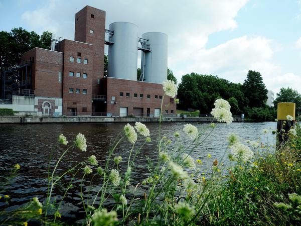 Industriearchitektur prägt das Ufer der Spree in Charlottenburg - wie hier das Kraftwerk Charlottenburg.
