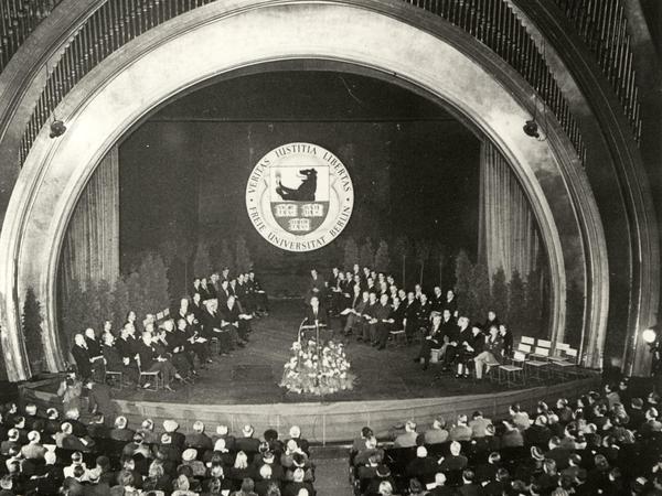 Stadtprägender Veranstaltungsort mit beeindruckendem Interieur: Hier die Gründungsversammlung der FU 1948.