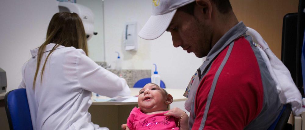 In Brasilien hält ein Vater seine Tochter Januar 2016 im Arm, die mit Mikrozephalie zur Welt kam. 