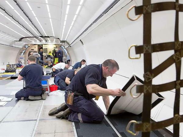 Für eine weiche Landung. Im Inneren des Airbus wurden die Sitze entfernt und Matten verlegt. Das verringert die Verletzungsgefahr. 