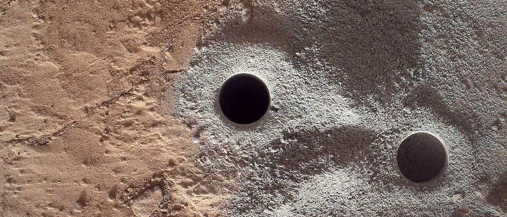 Fossiler Seeboden. Der Rover hat eine versteinerte Schlammschicht angebohrt, um Sediment für eine genaue Untersuchung zu gewinnen. Das Bohrloch ist sechs Zentimeter tief. 