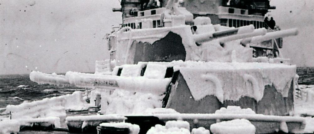 Auf der Nachschubroute nach Russland überzogen so dicken Eispanzer die Schiffe, dass sie zu kentern drohten. 
