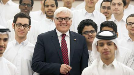 2008 rief Frank-Walter Steinmeier, damals Außenminister, die Partnerschulinitiative ins Leben. Hier ist er mit Schülern der Tariq bin Ziyad Independent Secondary School for Boys in Doha bei der Verleihung einer PASCH-Plakette zu sehen. 2014 wurde sie die erste PASCH-Schule in Katar.