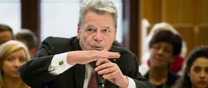 Bundespräsident Joachim Gauck (hier bei einem Termin im Sorbischen National-Ensemble in Bautzen) wird morgen den "Global Summit" der Ethikräte aus über 100 Ländern in der Berlin-Brandenburgischen Akademie der Wissenschaften eröffnen.