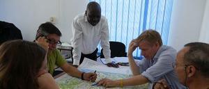 Experten der Weltgesundheitsorganisation planen den Einsatz in Kambia (Sierra Leone). 