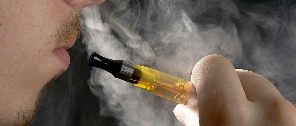 Dampf statt Rauch: Die E-Zigarette erzeugt einen Nebel aus kleinsten Tröpfchen.