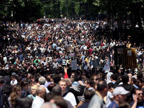 Mehr als 20.000 religiöse Demonstranten protestierten gegen die rund 100 Menschenrechtsaktivisten. 