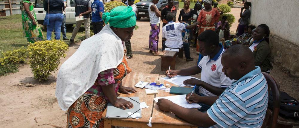 Menschen, die mit möglichen Ebola-Infizierten Kontakt hatten, werden im Kongo registriert.