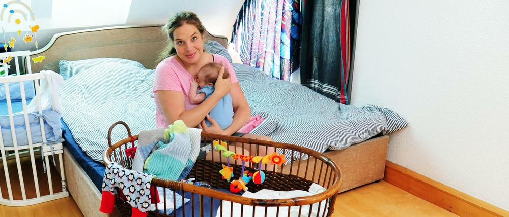 Farina Pertring hat ihren Sohn im Sommer 2014 bei einer Hausgeburt zur Welt gebracht. Bei normal verlaufenden Schwangerschaften ist das nicht riskanter als eine Klinikgeburt, hat nun eine kanadische Studie festgestellt. 