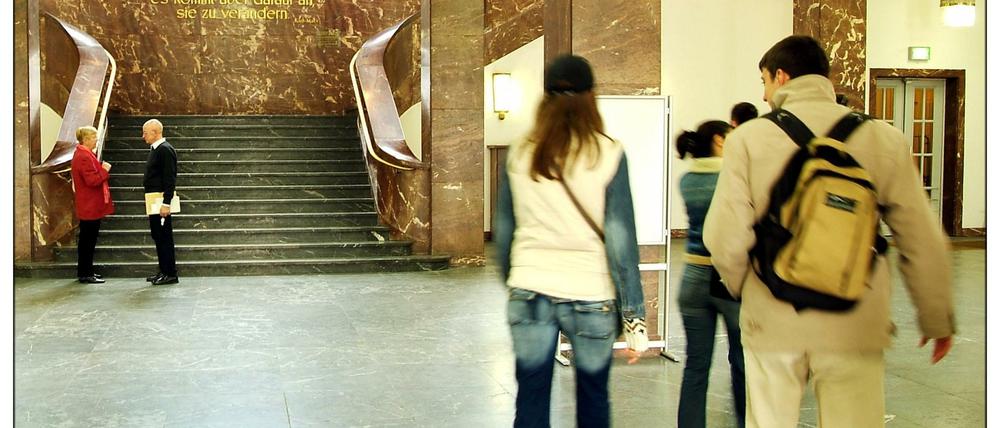 Studierende gehen durch das Foyer des Hauptgebäudes der Humboldt-Universität.