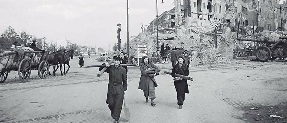 Im Mai 1945 war die Bevölkerung auf der Suche nach Holz, das sie auch auf dem Gelände der zerstörten Hochschule fand. Das Bild zeigt den Blick vom Ernst-Reuter-Platz zur Siegessäule. 