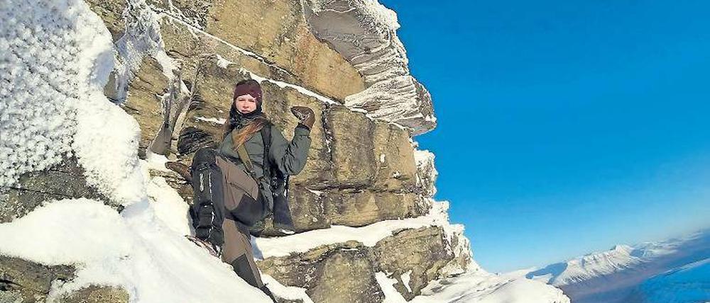 Gipfelstürmerin Janna Einöder bei einem Ausflug in die Bergwelt von Spitzbergen. Um sich vor Eisbären zu schützen, musste sie eine Waffe tragen. 