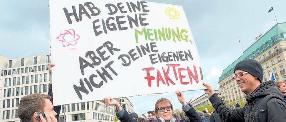 Beim weltweiten March for Science im April demonstrierten allein in Berlin mehr als 11.000 Menschen. Damit wollten sie ein Zeichen gegen die zunehmende Ignoranz gegenüber wissenschaftlichen Erkenntnissen setzen.