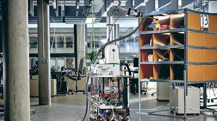 Roboter lernen von Humboldt-Professor Oliver Brock in Berlin geschicktes Zugreifen. 
