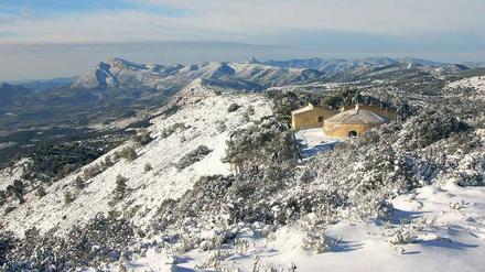 Auf einem Gipfel im Naturpark der Steineichen liegt das Gasthaus Pou de la Neu, eines der historischen Eishäuser der Region Valencia.