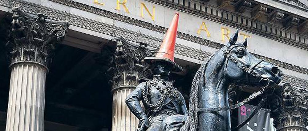 Glasgows Humor. Der Duke of Wellington vor der Gallery of Modern Art trägt meistens Verkehrshütchen.