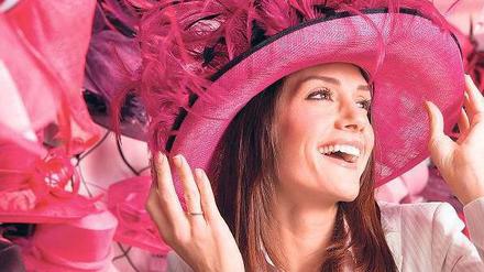 „Für die schönste Frau der Welt“. Die Geschlechterrollen sind flexibler geworden. Umso mehr versichern sich Männer und Frauen im Konsum ihrer Männlichkeit und ihrer Weiblichkeit. Zum rosa Hut passt ein Frauenbier.