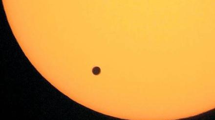 David und Goliath. Beim Venustransit, hier eine Aufnahme vom 8. Juni 2004, bekommt man eine Ahnung davon, wie riesig unser Mutterstern (Durchmesser 1,4 Millionen Kilometer) im Vergleich zu dem Planeten (Durchmesser 12 100 Kilometer) ist. 