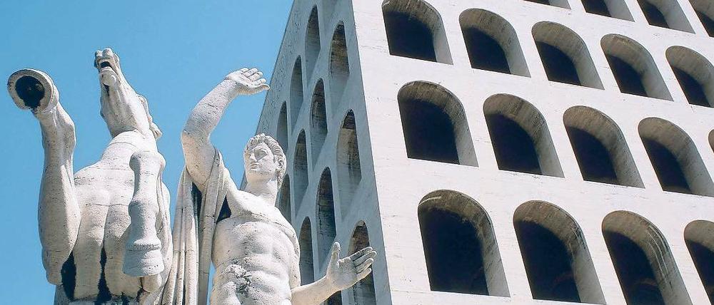 Erbe des Faschismus. Die Weltausstellung 1942 fiel aus, gebaut wurde trotzdem; hier der Palazzo della Civiltà del Lavoro. 