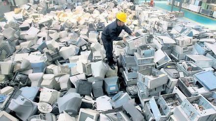 Schatzkammer. Ein Arbeiter in einer chinesischen Recyclingfirma bereitet alte Computer für die Wiedergewinnung von Metallen wie Gold, Silber, Palladium und Kupfer vor. 