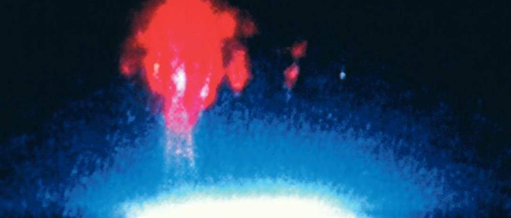 Roter Spuk. „Red Sprites“, rote Kobolde, nennt man Entladungen, die bei heftigen Gewitterblitzen auftreten, hier aufgenommen in 16,5 Kilometer Höhe über einem Gewittersturm. „Red Sprites“ sind so kurzlebig, dass das menschliche Auge sie kaum registriert.