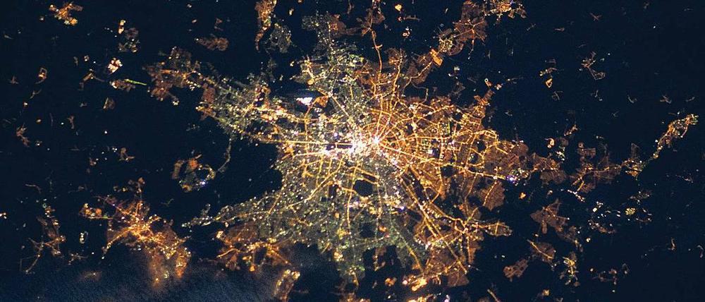 Berlin in der Nacht von der Raumstation ISS aus gesehen. 