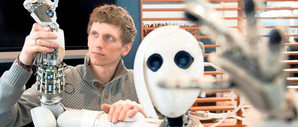 Teamwork. Anhand der Roboterdame „Aila“ wollen Wissenschaftler des Deutschen Forschungszentrums für Künstliche Intelligenz neue Verfahren entwickeln, die eine echte Zusammenarbeit mit Menschen ermöglichen sollen. 