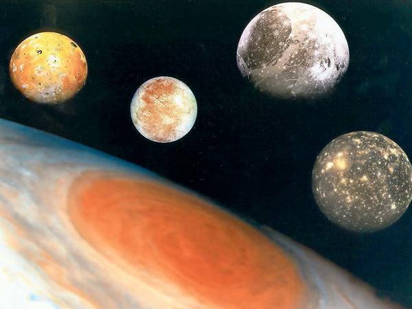 Galileis Monde. Die vier größten Begleiter des Planeten Jupiter hat der Gelehrte im Jahr 1610 entdeckt. Sie werden auch als Galileische Monde bezeichnet. Ihre Namen – Io, Europa, Ganymed und Callisto – erhielten sie 1614 von dem deutschen Astronomen Simon Marius. Die Himmelskörper sind ähnlich groß wie der Erdmond. Die Darstellung besteht aus mehreren Einzelfotos. 