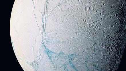 Aus den Eisspalten des Mondes Enceladus schießt regelmäßig Wasser ins All.