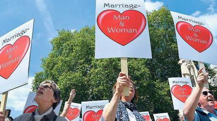 Homophobe Demonstranten in London mit Schildern "Marriage - Man and Woman"