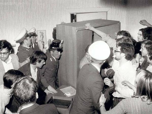 Turbulentes Handgemenge mit der Polizei: Studenten besetzen 1968 das FU-Rektorat.