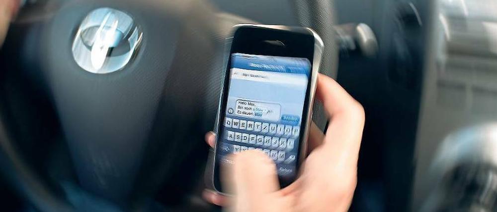 Nur schnell antworten. Laut Umfrage lesen 30 Prozent der Autofahrer in Deutschland Kurznachrichten auf ihrem Telefon. 20 Prozent gaben an, hinterm Steuer auch selbst Mitteilungen zu verfassen. 