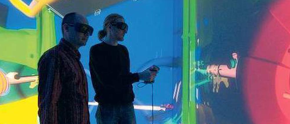 Zwei Männer stehen in einem farbigen, virtuell erzeugten Raum.
