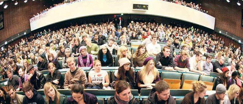 Masse statt Maß. An einer deutschen Uni kommen im Schnitt 63 Studierende auf einen Professor, an der US-Uni Stanford nur acht. Die Lehre leidet in Deutschland darunter, Größe und Güte einer Universität korrelieren negativ. 