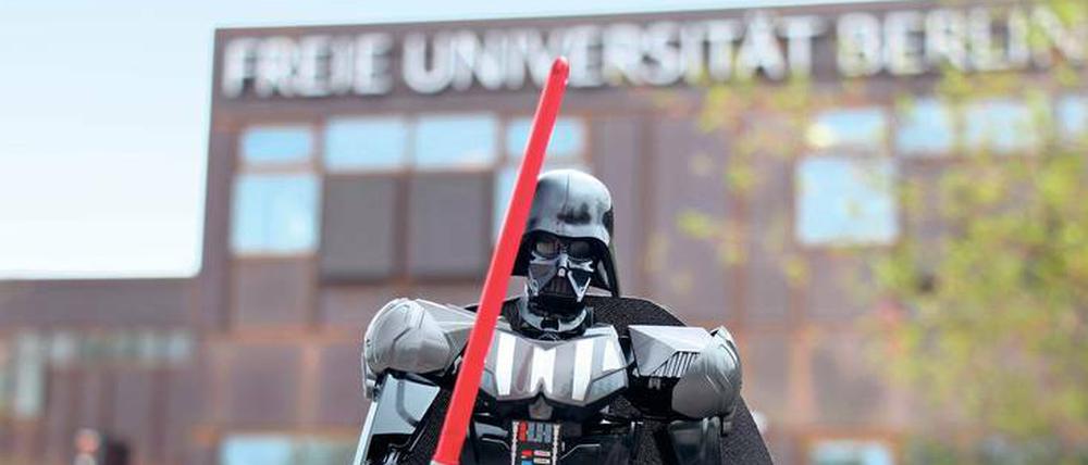 Möge die Uni mit Dir sein. Mit Darth Vader vor der Rostlaube präsentierte sich die FU unlängst am „Star Wars Day“ auf Instagram – sehr zur Freude ihrer Follower. Fotos wie diese schaffen eine gefühlige Identifikation, hoffen die Unis. 