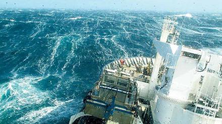 Raue See. Ein Forschungsschiff kämpft sich durch das Südpolarmeer, damit die Crew Kohlenstoffmessungen in der oberen Wasserschicht machen kann. 