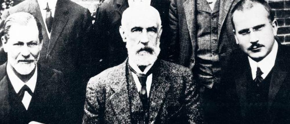 „Die Glocken läuten“. Stanley Hall, der Präsident der Clark University, (Mitte), hatte Sigmund Freud (unten links) eingeladen. Der Schweizer Psychiater Carl Gustav Jung (rechts unten) begleitete Freud gemeinsam mit Sándor Ferenzci (rechts oben).