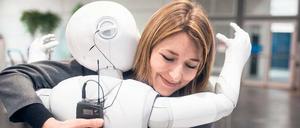 „Du wirkst bedrückt. Kann ich dir irgendwie helfen?“Pepper, der Freund und Helfer im Alltag, wird seit 2015 in Japan verkauft. Zielgruppe: Familien, Paare, Alleinstehende. Das Foto zeigt die Kommunikationsmanagerin der Firma Aldebaran, die den Roboter herstellt. 